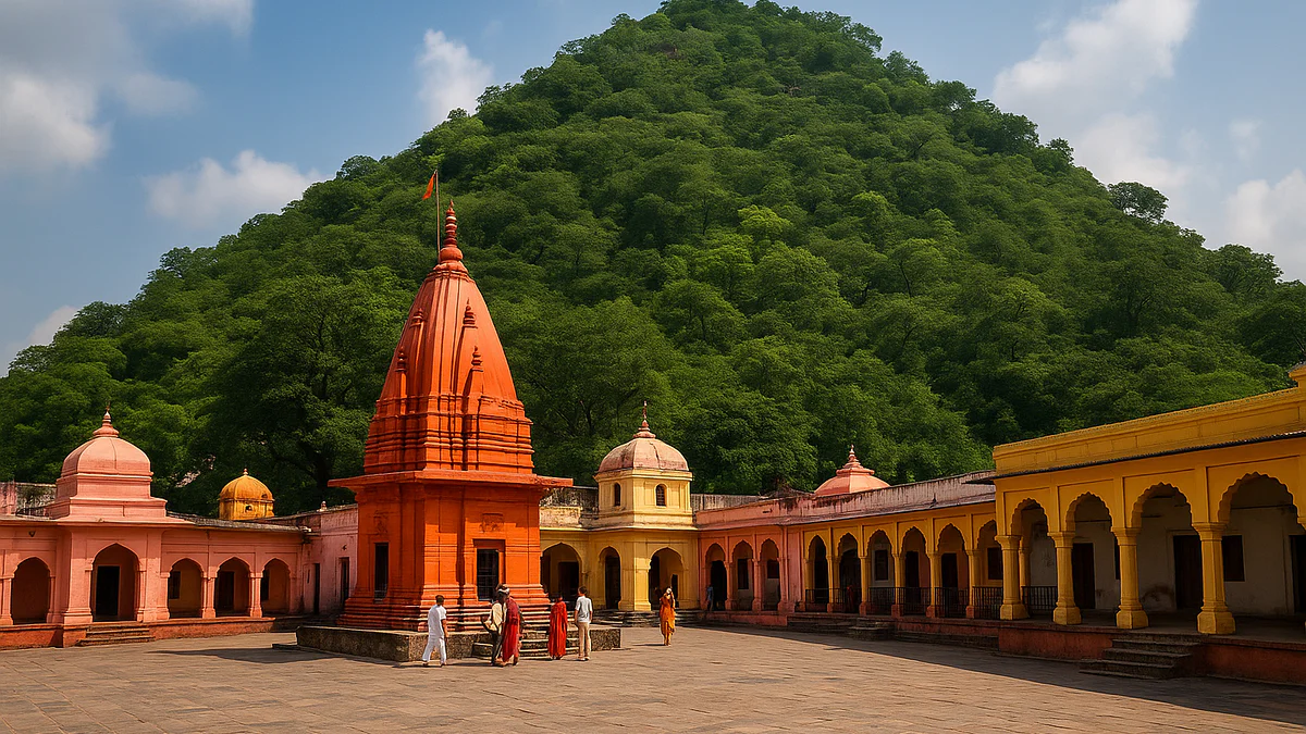 कामदगिरि पर्वत के नीचे स्थित प्राचीन मंदिर और हरे-भरे पेड़ – चित्रकूट का प्रमुख धार्मिक स्थल