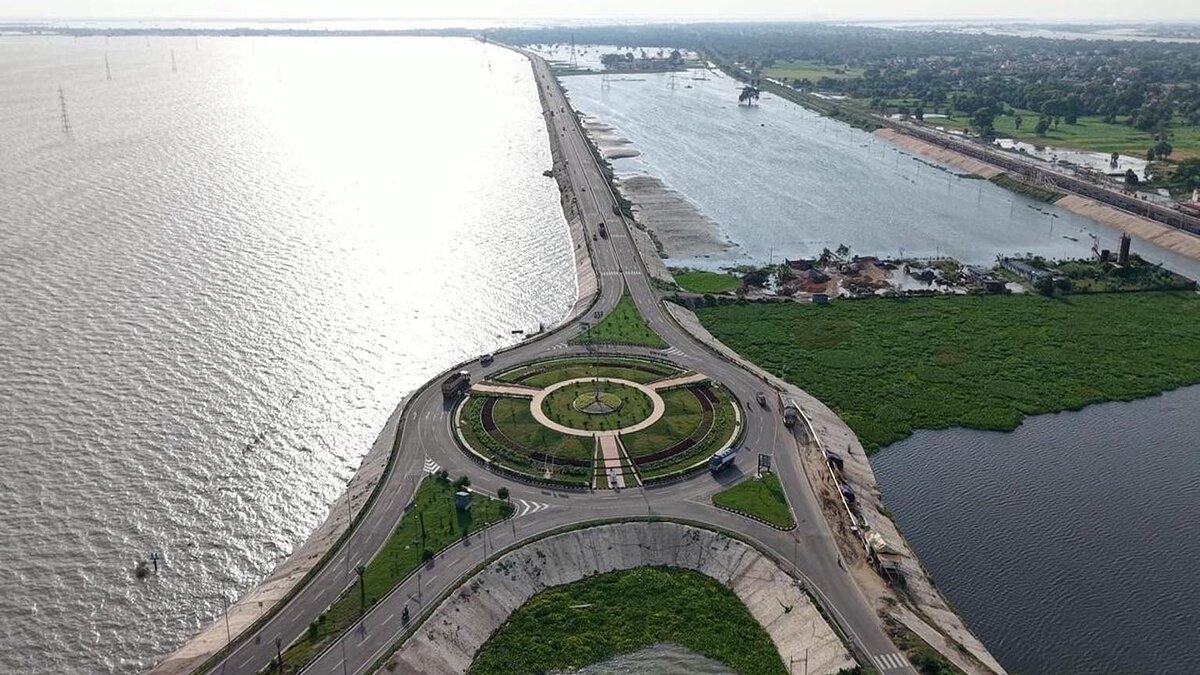 High-resolution aerial view of the newly constructed Aunta–Simaria Bridge over the Ganga River in Bihar, connecting North and South Bihar with modern 6-lane infrastructure.