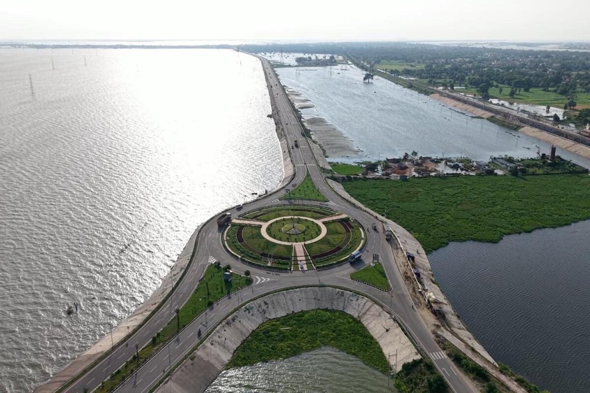 High-resolution aerial view of the newly constructed Aunta–Simaria Bridge over the Ganga River in Bihar, connecting North and South Bihar with modern 6-lane infrastructure.