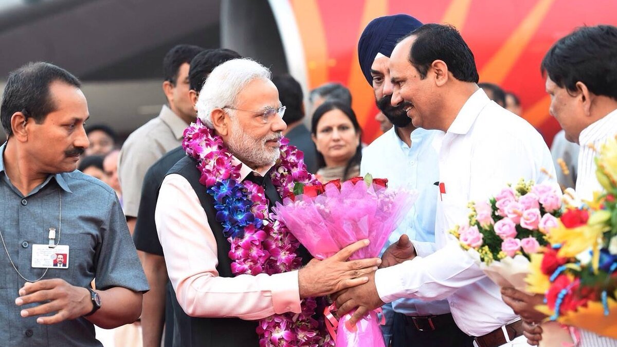 भाजपा में रिटायरमेंट बहस : Prime Minister Narendra Modi being felicitated with flowers and garlands during a welcome ceremony