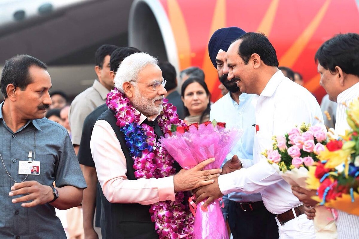भाजपा में रिटायरमेंट बहस : Prime Minister Narendra Modi being felicitated with flowers and garlands during a welcome ceremony